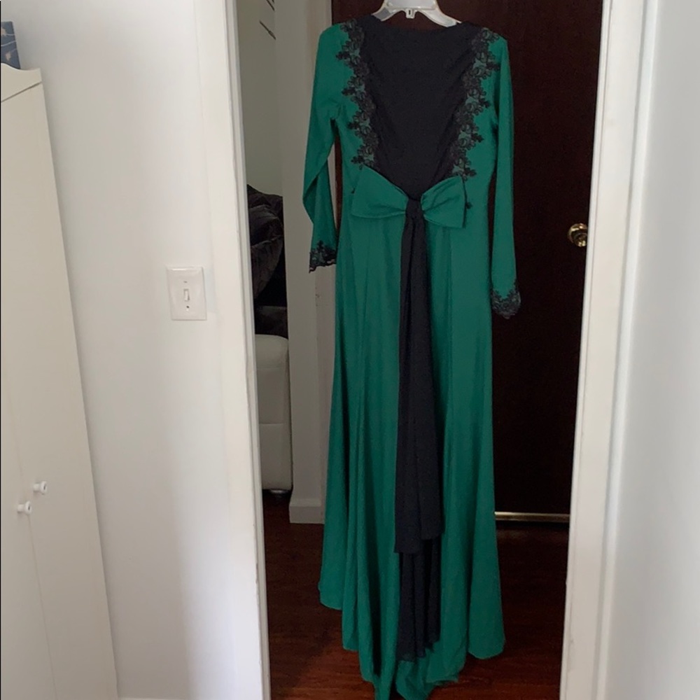 Modest dress - Picture 3 of 5